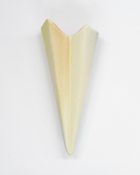 light vessel  (Ed. 17/18+4AP), 2025 &ndash; 16 x 7 x 3,5 cm; Ton gegossen, glasiert, Dekorfarbe; Foto: Studio Jasmin Schmidt
