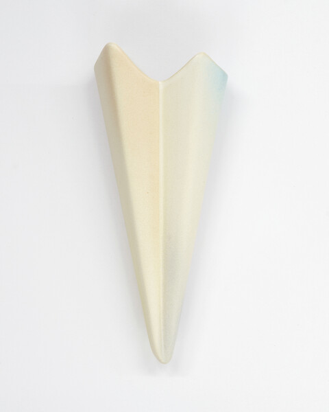 light vessel  (Ed. 12/18+4AP), 2025 &ndash; 16 x 7 x 3,5 cm; Ton gegossen, glasiert, Dekorfarbe; Foto: Studio Jasmin Schmidt