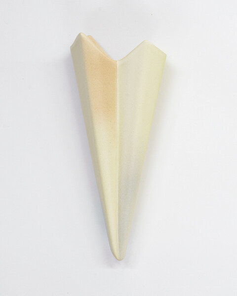light vessel  (Ed. 4/18+4AP), 2025 &ndash; 16 x 7 x 3,5 cm; Ton gegossen, glasiert, Dekorfarbe; Foto: Studio Jasmin Schmidt