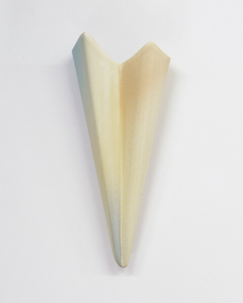 light vessel  (Ed. 6/18+4AP), 2025 &ndash; 16 x 7 x 3,5 cm; Ton gegossen, glasiert, Dekorfarbe; Foto: Studio Jasmin Schmidt