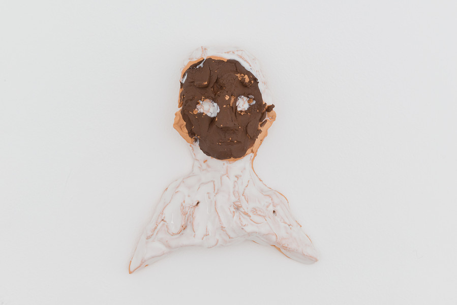 Erdmann, 2019 &ndash; ca. 16 x 15 x 4 cm; Keramik glasiert; Foto Annette Kradisch