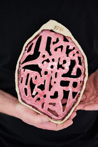 Sisters & Brothers (Innenseite), 2025 &ndash; 38 x 19,5 x 3 cm, glasierte Keramik; Foto: Annette Kradisch