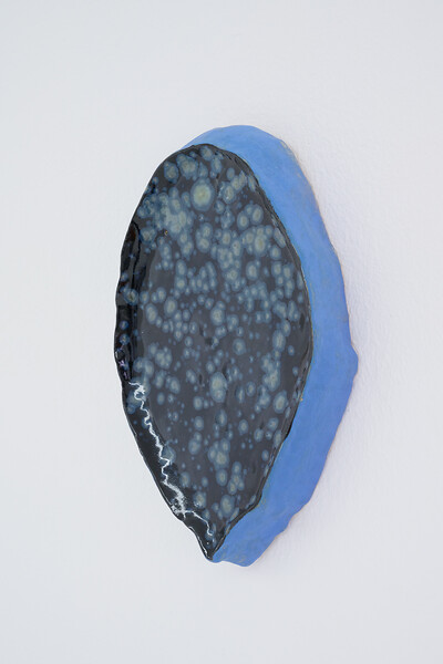 o. T., 2026 (Außenseite) &ndash; 4 x 21,5 x 14 cm; glasierte Keramik; Foto: Annette Kradisch