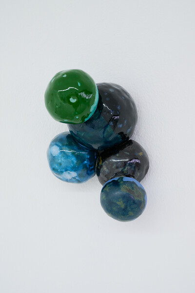 Five Days in the Woods VIII, 2025 &ndash; 11 x18 x 13 cm; glasierte Keramik; Foto: Annette Kradisch