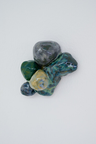 Five Days in the Woods I, 2025 &ndash; 11 x 8 x 5 cm; glasierte Keramik; Foto: Annette Kradisch