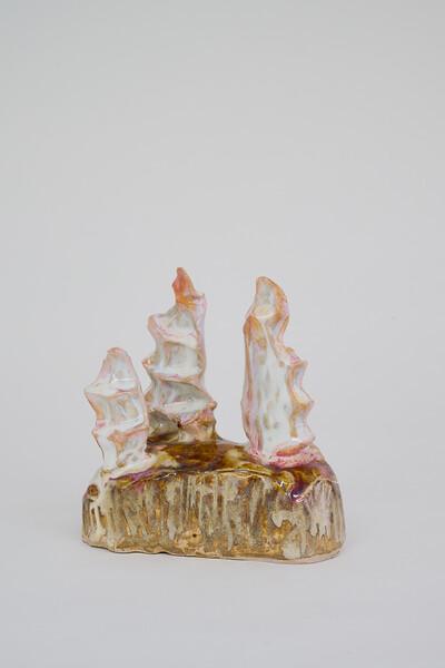 Waldgeister X, 2026 &ndash; 14 x 1 x 8 cm; glasierte Keramik; Foto: Annette Kradisch
