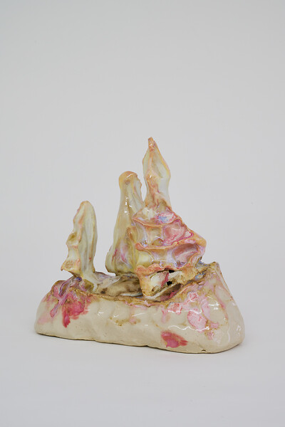 Waldgeister XII, 2026 &ndash; 17 x 18 x 10 cm; glasierte Keramik; Foto: Annette Kradisch