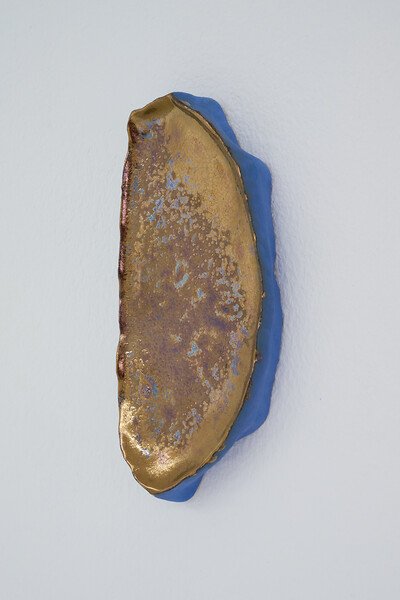 o. T., 2025 (Außenseite) &ndash; 2,5 x 17 x 18 cm; glasierte Keramik; Foto: Annette Kradisch