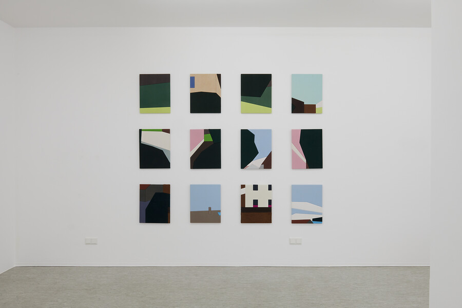 Splitter #1, #2, #3 (jeweils 4-teilig), 2021 &ndash; à 48 x 38 cm  - Hängung variabel; Stoffe ausrangierter Kleidungsstücke auf Holzplatten; Foto: Ausstellungsansicht Annette Kradisch