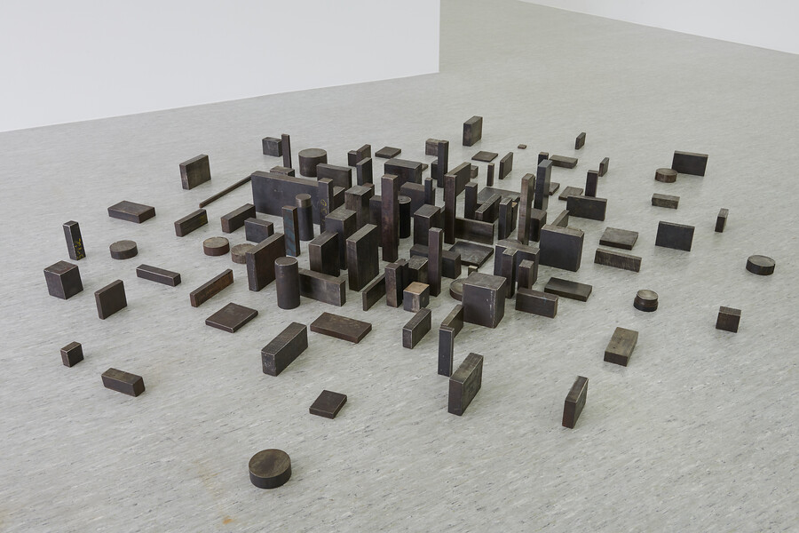City, 2022 &ndash; Durchmesser ca. 3 Meter - variabel; Fundstücke, Stahl brüniert, geölt, Gesamtgewicht ca. 480 kg; Foto: Annette Kradisch