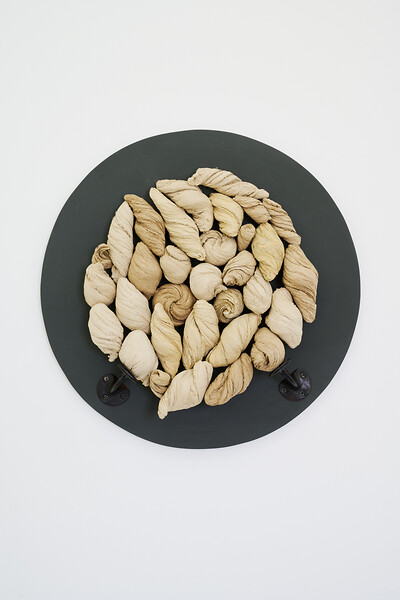 ohne Titel, 2024 &ndash; 54 x 54 x 13 cm; MDF, Stahl, Lackfarbe, Papiermaché; (Foto: Annette Kradisch)