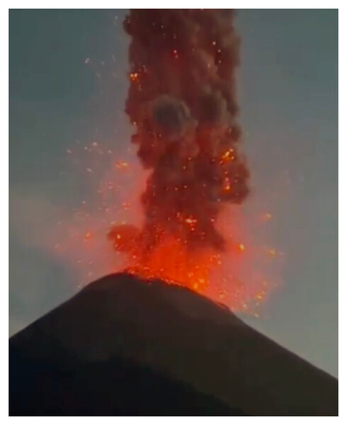 Volcano Fuego, Guatemala aus der Werkserie Heat is on (Ed. 2/7), 2025 &ndash; 60 x 42 cm; Risografie, ger./Museumsglas
