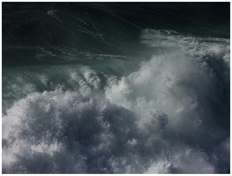 Wave#01 (Nazaré) Ed. 3 + 1 AP, 2018/2024 &ndash; 125 x 165 cm; Light Jet Print; Holzrahmung, 
Schattenfuge, Schutzfolie
