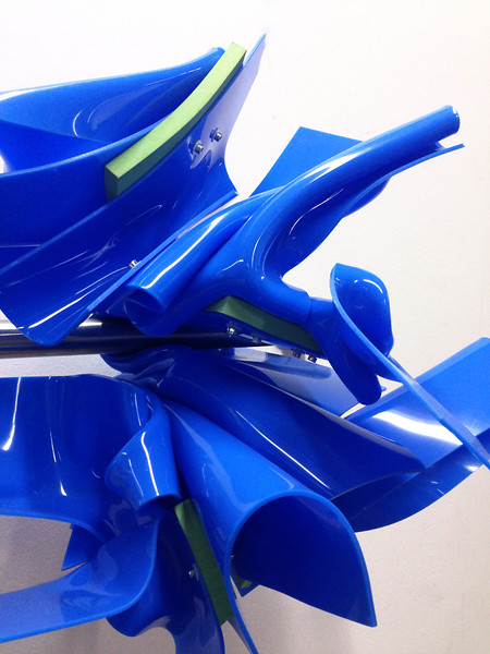 Display Devices XXVII, 2019 (Detail) &ndash; H 55 x B 100 x T 45 cm; Edelstahl, Acrylglas, Sylomer, Schrauben; Foto: Sebastian Kuhn