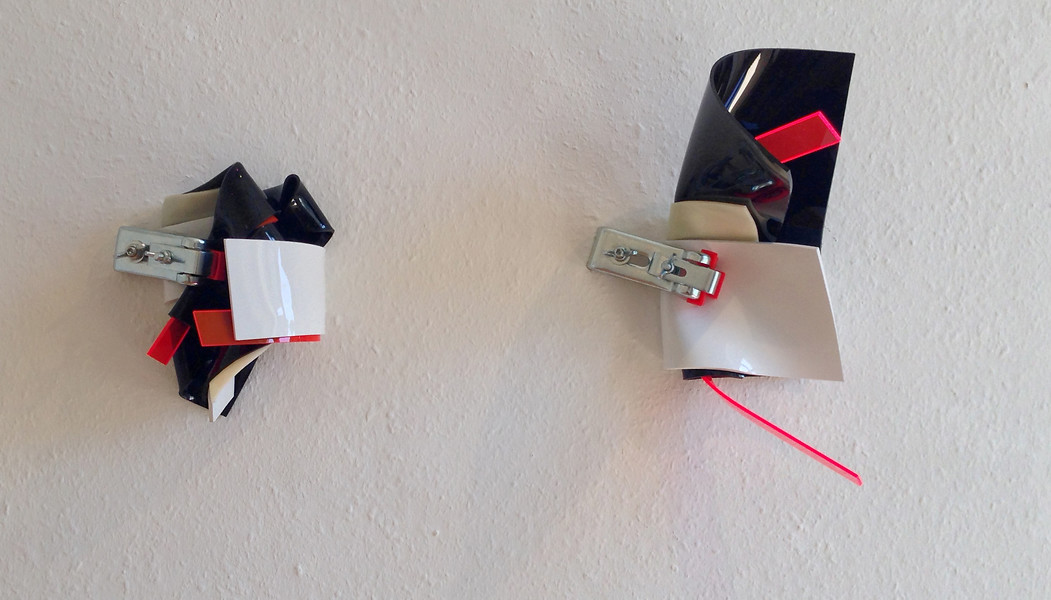 Anchor Piece III & IV ( im Paar), 2017 &ndash; III 20 x 15 x 10 cm; IV 30 x 20 x 8 cm; Acrylglas, Wannenanker; Foto: Sebastian Kuhn