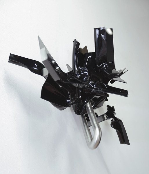 Display Devices XXIX, 2020 &ndash; B 80 x H 69 x T 40 cm; Acrylglas, Edelstahl, Sylomer, Schrauben; Foto: Sebastian Kuhn