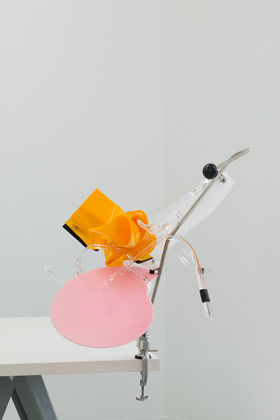 Table Works V, 2020 – 85 x 70 x 60 cm; Edelstahl, Gummi, Schneidbrett, Tischzwinge mit Kugelgelenk, Acrylglas, Schrauben; Foto: Annette Kradisch