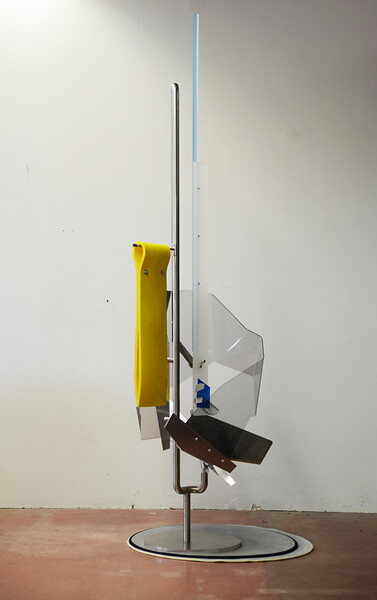 Display Devices XXVI, 2019 (freistehend) &ndash; H 300 x B 80 x T 80 cm; Edelstahl, Aluminium, Acrylglas, Polyurethane, 
Teppichboden gekettelt, Schichtholz, Schrauben; Foto: Atelier Sebastian Kuhn