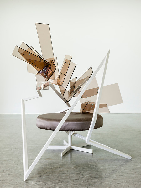 ON A TURTLES BACK, 2009 – 150 x 180 x 120 cm; Sitzgelegenheit, Stahl - lackiert, Acrylglas, Schrauben; Foto: Sebastian Kuhn