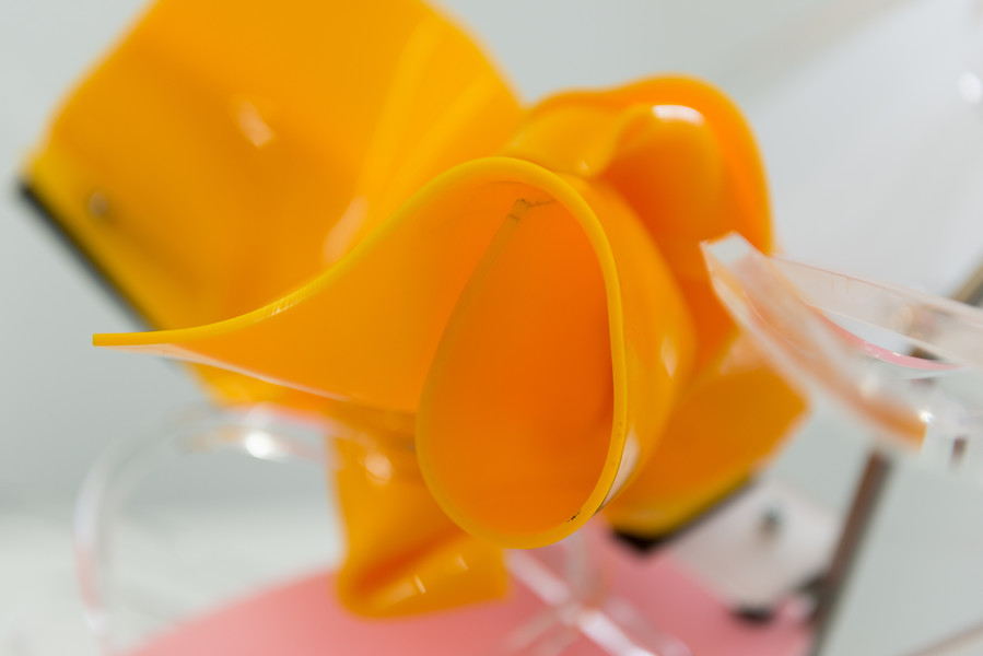 Table Works V, 2020 (Detail) &ndash; 85 x 70 x 60 cm; Edelstahl, Gummi, Schneidbrett, Tischzwinge mit Kugelgelenk, Acrylglas, Schrauben; Foto: Annette Kradisch